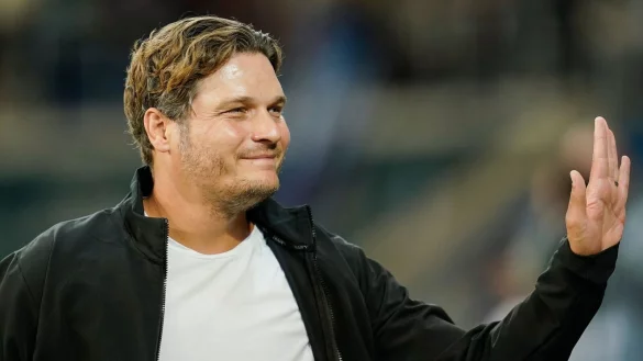 Dortmunds Trainer Edin Terzic winkt. - &copy; Uwe Anspach/dpa