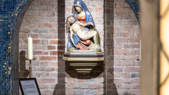 Ein Hinweisschild zu den Fehlern der dort beigesetzten Erzbisch&ouml;fe des Bistums Paderborn im Umgang mit sexuellem Missbrauch in der katholischen Kirche. - &copy; Christoph Reichwein/dpa/Archivbild