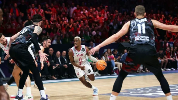 Mit 29 Punkten der beste Spieler der Partie: Bonns TJ Shorts (M). - &copy; Matthias Stickel/dpa