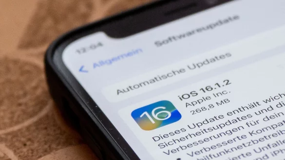Nicht auf die lange Bank schieben: Betriebssystem- und auch Anwendungs-Updates sollten immer gleich installiert werden. - &copy; Zacharie Scheurer/dpa-tmn