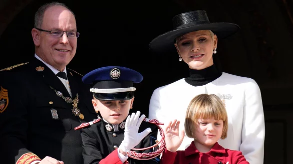 F&uuml;rst Albert II. und F&uuml;rstin Charl&egrave;ne mit ihren Kindern Prinz Jacques und Prinzessin Gabriella auf dem Balkon des monegassischen Palastes. - &copy; Daniel Cole/AP/dpa