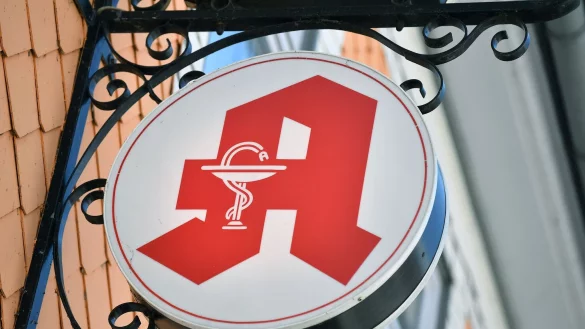 Das Apothekenzeichen h&auml;ngt an einer Hausfassade. - &copy; Martin Schutt/dpa-Zentralbild/dpa/Symbolbild