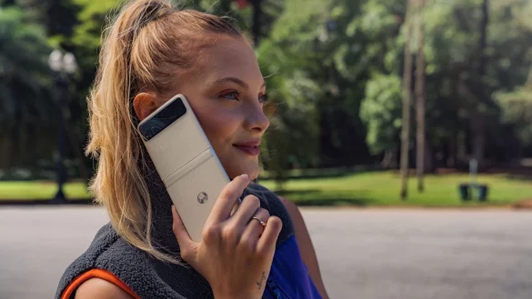 Klapp-Handys sind vor 20 Jahren Kult geworden. In diese Fußstapfen tritt Motorola auch mit dem neuen Motorola Razr 40 (900 Euro). - © Motorola /dpa-tmn