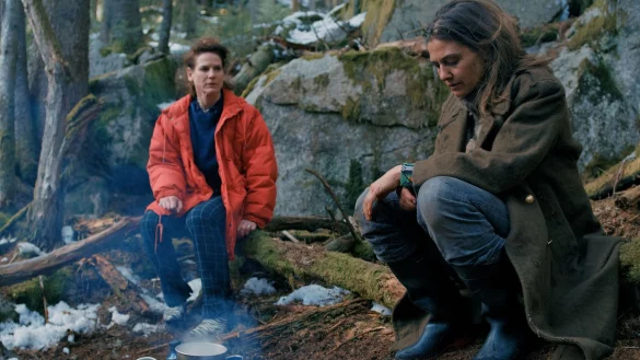 Maria (Bibiana Beglau, l) besucht ihre Schwester Kathi (Katarina Schr&ouml;ter), die unheilbar krank ist. - &copy; Markus Zucker/ Schiwago Film, DOMAR Film/dpa