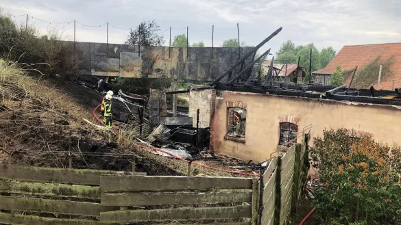 Bei dem Brand auf dem Gel&auml;nde sind mehrere Menschen verletzt worden. - &copy; Wilhelm Pischke/dpa