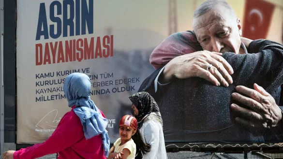 Ein Wahlplakat der AKP mit dem t&uuml;rkischen Pr&auml;sidenten Erdogan darauf h&auml;ngt an einer Stra&szlig;e in der N&auml;he des Hafens von Iskenderum. - &copy; Boris Roessler/dpa