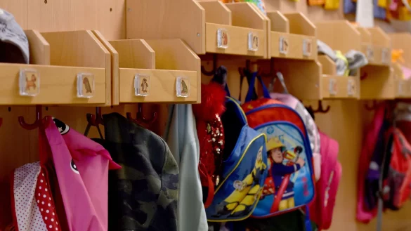 Jacken und Rucks&auml;cke h&auml;ngen in einer Kita im Flur. - &copy; Caroline Seidel/dpa/Symbolbild