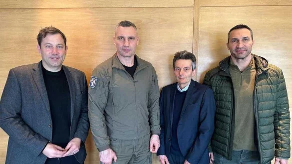 Lars Klingbeil (l) und Rolf M&uuml;tzenich (3.v.l) sind in Kiew mit B&uuml;rgermeister Vitali Klitschko (2.v.l.) und dessen Bruder Wladimir Klitschko zusammengetroffen - &copy; Fionn Gro&szlig;e/SPD/dpa