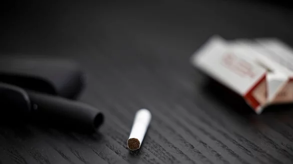 Ein Tabakstick, Stickp&auml;ckchen und Tabakerhitzer liegen auf einem Tisch. Die drei Branchenriesen haben hohe Erwartungen an den k&uuml;nftigen Absatz. - &copy; Hannes P. Albert/dpa