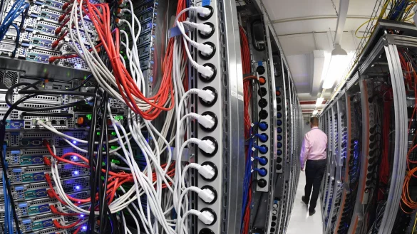 Blick in einen Serverraum in einem Rechenzentrum eines Internetdienstanbieters. - &copy; Uli Deck/dpa