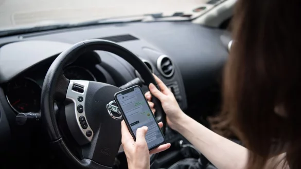 Am Handy sein, w&auml;hrend man Auto f&auml;hrt, ist verboten. - &copy; Melissa Erichsen/dpa