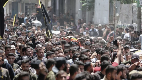 Trauernde nehmen in Gaza-Stadt an der Beerdigung der Opfer der israelischen Milit&auml;roperation teil. - &copy; Mohammed Talatene/dpa