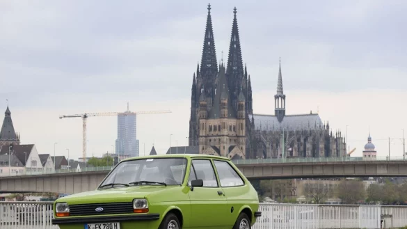 Fast ein Wahrzeichen wie der Dom: Der Ford Fiesta zeigt sich vor beeindruckender Kölner Stadtkulisse. - © Thomas Geiger/dpa