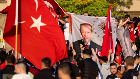 Erdogan-Anh&auml;nger im Duisburger Norden. - &copy; Christoph Reichwein/dpa