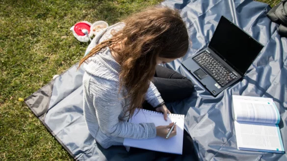 Sprachkenntnisse aufpolieren, Fachkenntnisse erweitern: Je nach Zusatzqualifikation fällt der Arbeitsaufwand neben der Ausbildung unterschiedlich aus. - © Christin Klose/dpa-tmn