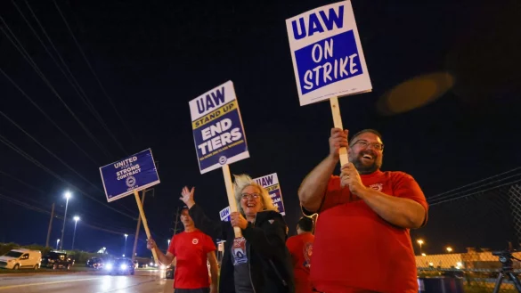 Streikposten neben einer Straße vor dem Stellantis Toledo Assembly Complex in Ohio. - © Jonathan Aguilar/The Blade/AP/dpa