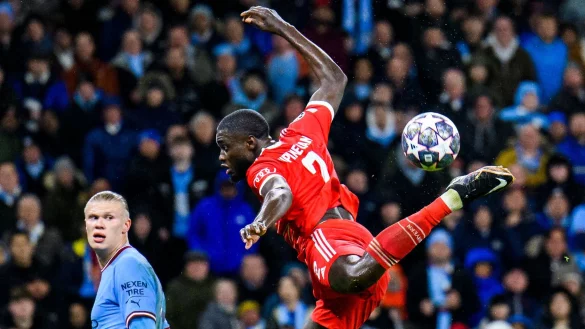 Bayerns Dayot Upamecano hatte im Hinspiel gegen Manchester City nicht seinen besten Tag. - &copy; Tom Weller/dpa