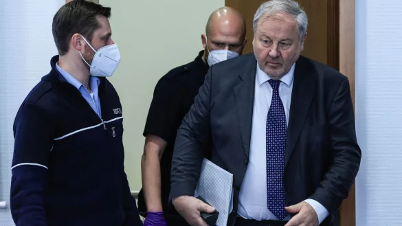 Hanno Berger (r), Architekt der Cum-Ex-Aktiengesch&auml;fte, kommt zur Urteilsverk&uuml;ndung in den Bonner Gerichtssaal. - &copy; Oliver Berg/dpa