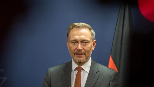 Die Debatte um ein Aussetzen der Schuldenbremse h&auml;lt Bundesfinanzminister Christian Lindner (FDP) f&uuml;r &laquo;&ouml;konomisch verfehlt&raquo;. - &copy; Michael Kappeler/dpa