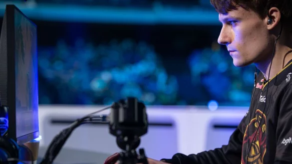 Serral, noch in seinem alten Trikot, bei der WCS in Starcraft 2 auf der Blizzcon 2019. - &copy; Carlton Beener/Activision Blizzard/dpa