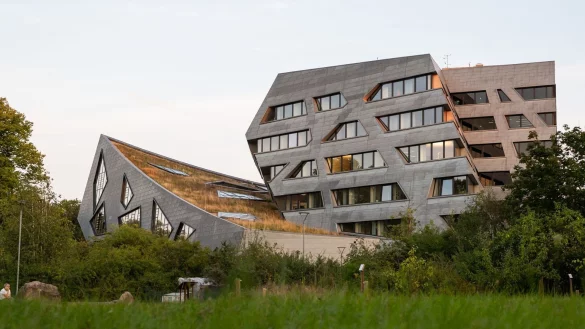 Die Uni L&uuml;neburg: Ein Klimaaktivist hatte die Fassade des Geb&auml;udes im Sommer 2021 beschmiert. - &copy; Philipp Schulze/dpa/dpa-tmn