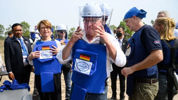 Bundespr&auml;sident Frank-Walter Steinmeier und seine Frau Elke B&uuml;denbender (l.) in Kambodscha. - &copy; Bernd von Jutrczenka/dpa