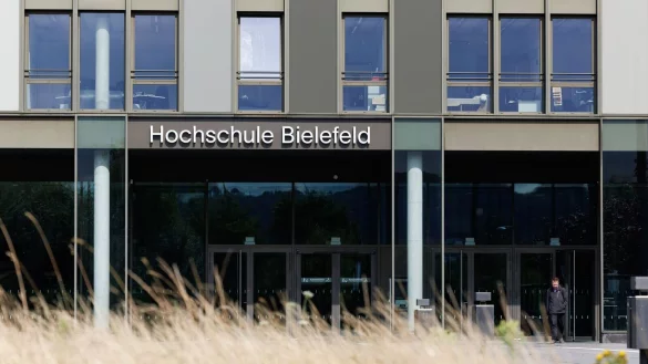 Blick auf den Eingang zur Hochschule Bielefeld (HSBI). - &copy; Friso Gentsch/dpa