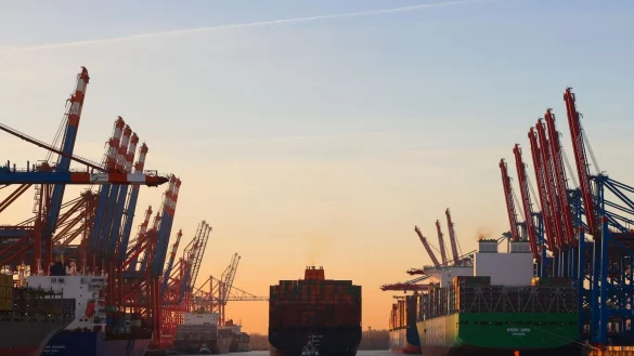 Der Hamburger Hafen ist von der Hafenverwaltung wegen eines Warnstreiks f&uuml;r gro&szlig;e Schiffe gesperrt worden. - &copy; Christian Charisius/dpa
