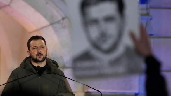 Wolodymyr Selenskyj spricht vor dem Warschauer K&ouml;nigsschloss. - &copy; Czarek Sokolowski/AP/dpa