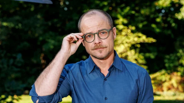 Der Schauspieler Matthias Koeberlin steht am Set der ZDF-Produktion &bdquo;G&auml;ste zum Essen&ldquo;. - &copy; Axel Heimken/dpa/Archivbild