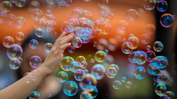 Vertr&auml;glicher f&uuml;r Mensch, Tier und Umwelt als bunte Luftballons: Seifenblasen. - &copy; Vadim Ghirda/AP/dpa-tmn