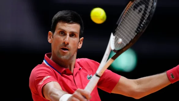 Novak Djokovic in Aktion. 2022 musste der Tennis-Superstar wegen seiner fehlenden Corona-Impfung noch vor seinem ersten Spiel Australien verlassen. - &copy; Kamran Jebreili/AP/dpa