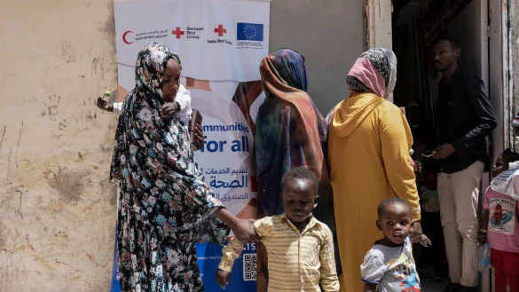 Sudanesische Fl&uuml;chtlinge vor dem Gel&auml;nde eines medizinischen Konvois f&uuml;r Neuank&ouml;mmlinge in &Auml;gypten. - &copy; Lobna Tarek/dpa