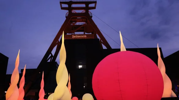 Besucher schauen sich die Lichtinstallation &laquo;Illuminist&raquo; an. - &copy; Roland Weihrauch/dpa/Archivbild