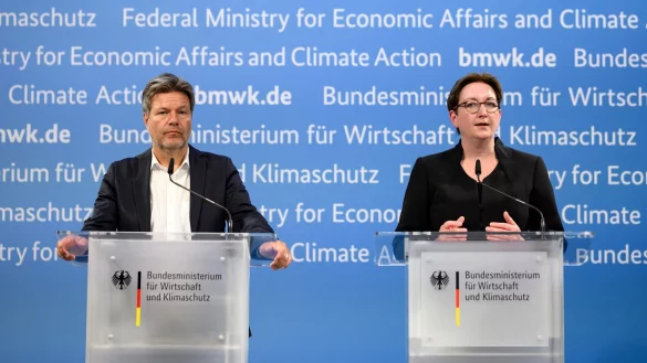 Klimaschutzminister Habeck und Bauministerin Geywitz w&auml;hrend der Pressekonferenz nach dem Fernw&auml;rmegipfel. - &copy; Bernd von Jutrczenka/dpa