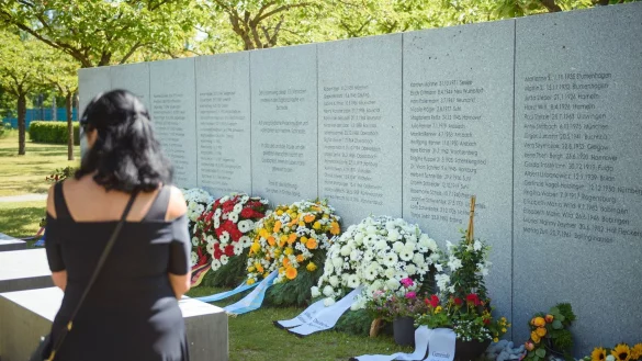 Eine Frau steht am 25. Jahrestag in der Gedenkst&auml;tte vor der Gedenktafel der Opfer des ICE-Ungl&uuml;cks von Eschede. - &copy; Gregor Fischer/dpa