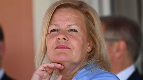 Nach Kritik verteidigt Bundesinnenministerin Nancy Faeser ihren Plan f&uuml;r eine leichtere Abschiebung von Clan-Mitgliedern. - &copy; Arne Dedert/dpa