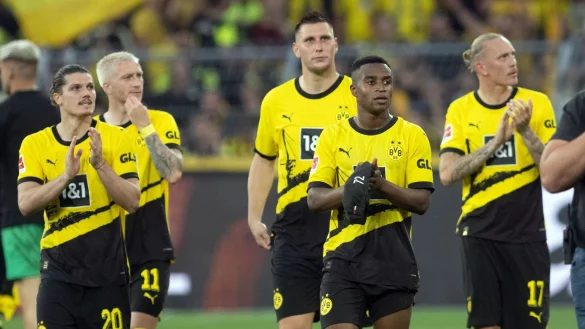 Dortmunds Spieler bedanken sich nach dem Heimsieg gegen den 1. FC K&ouml;ln bei den Zuschauern f&uuml;r deren Unterst&uuml;tzung. - &copy; Bernd Thissen/dpa