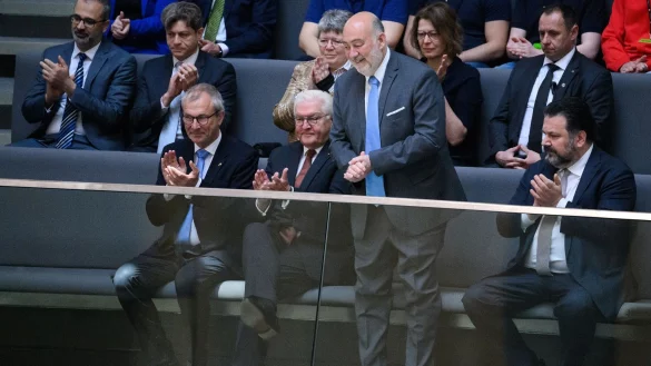 Israels Botschafter in Deutschland, Ron Prosor (2.v.r.), zusammen mit Gideon Joffe (l.), Vorsitzender der Jüdischen Gemeinde zu Berlin, und Bundespräsident Frank-Walter Steinmeier (2.v.l.) auf der Ehrentribüne im Bundestag. - © Bernd von Jutrczenka/dpa