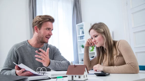 Wer vom Finanzamt den Bescheid zur Grundsteuer bekommt, sollte ihn genau pr&uuml;fen - im Zweifel k&ouml;nnen auch Experten helfen. - &copy; Christin Klose/dpa-tmn