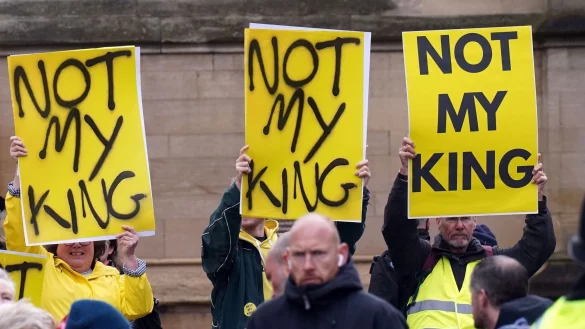 Monarchie-Gegner tragen Plakate mit der Aufschrift &laquo;Not My King&raquo; (dt: nicht mein K&ouml;nig), w&auml;hrend sie auf die Ankunft von Charles und Camilla zum k&ouml;niglichen Gr&uuml;ndonnerstagsgottesdienst im York Minster warten. - &copy; Owen Humphreys/PA Wire/dpa