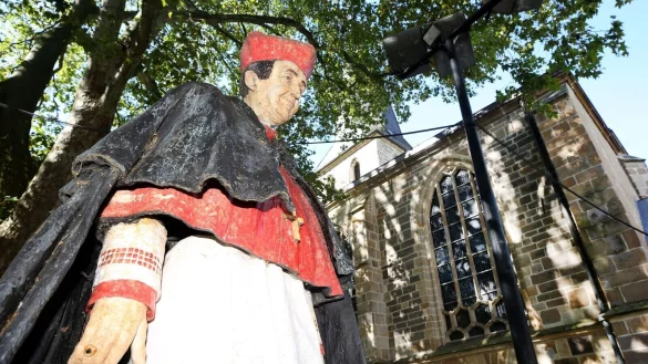 Eine Skulptur des 1991 verstorbenen Bischofs Franz Hengsbach. - © Roland Weihrauch/dpa