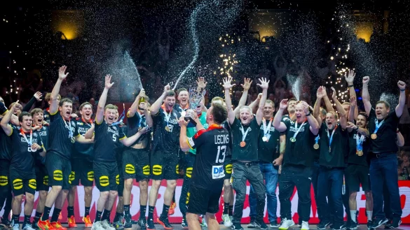 Deutschlands U21-Handballer feiern den WM-Sieg in Berlin. - &copy; Sascha Klahn/dpa