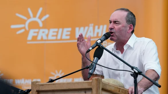 Hubert Aiwanger spricht beim Volksfest in Keferloh bei M&uuml;nchen. - &copy; Uwe Lein/dpa