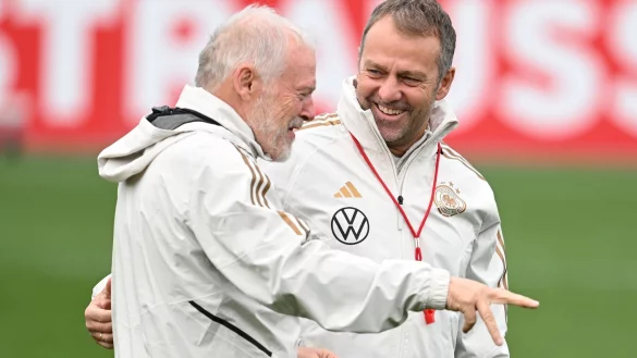 Hermann Gerland (l) sieht Hansi Flick als den perfekten Bundestrainer. - &copy; Arne Dedert/dpa