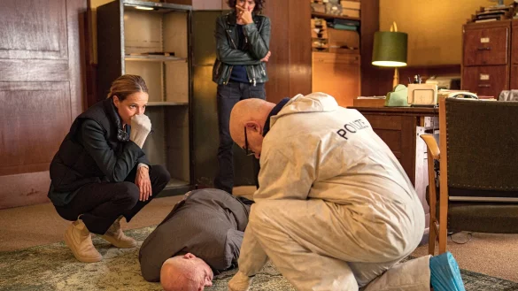 Hehler Helmut Roth (Jo Jung, unten) wird Johanna Stern (Lisa Bitter, l), Lena Odenthal (Ulrike Folkerts) und Peter Becker (Peter Espeloer, r) keine Ausk&uuml;nfte mehr geben k&ouml;nnen. - &copy; Christian Koch/SWR/dpa