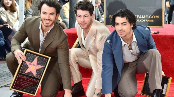 Kevin Jonas (l-r), Nick Jonas und Joe Jonas von den Jonas Brothers zeigen ihren Stern bei einer Zeremonie, bei der sie mit einem Stern auf dem Hollywood Walk of Fame geehrt werden. - &copy; Jordan Strauss/Invision via AP/dpa