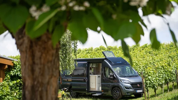 Camping vielleicht n&auml;chstes Mal mit Ventilator, K&uuml;hlbox und Lichterkette? Und das Notebook l&auml;sst sich auch laden? Ein perfektes Szenario f&uuml;r eine Powerstation. - &copy; Frank Rumpenhorst/dpa-tmn