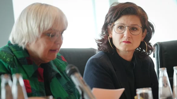 Claudia Roth (l), Staatsministerin f&uuml;r Kultur und Medien, und Ferda Ataman, die unabh&auml;ngige Bundesbeauftragte f&uuml;r Antidiskriminierung. - &copy; Kay Nietfeld/dpa