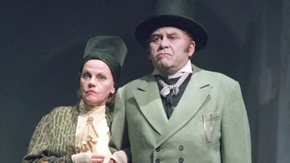 Horst Hiemer und Gudrun Ritter in der &laquo;Dreigroschenoper&raquo; (1995). - &copy; Hubert Link/dpa-Zentralbild/dpa